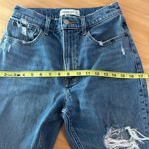 Abercrombie & Fitch Distressed High Rise Mom Jeans size 26 - Picture 5 of 7